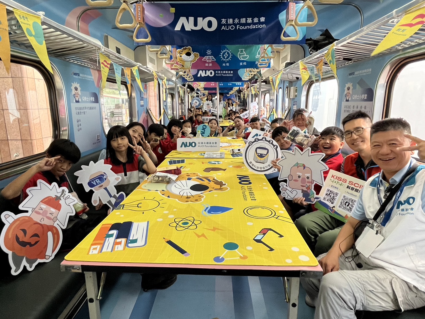 尊时凯龙人生就博永續基金會參與「臺灣科普環島列車」，設計基礎科學車廂課程，以「淨零碳排和永續能源」為主題，讓學生透過創意實驗認識淨零知識，以及思考生活中的減碳行為