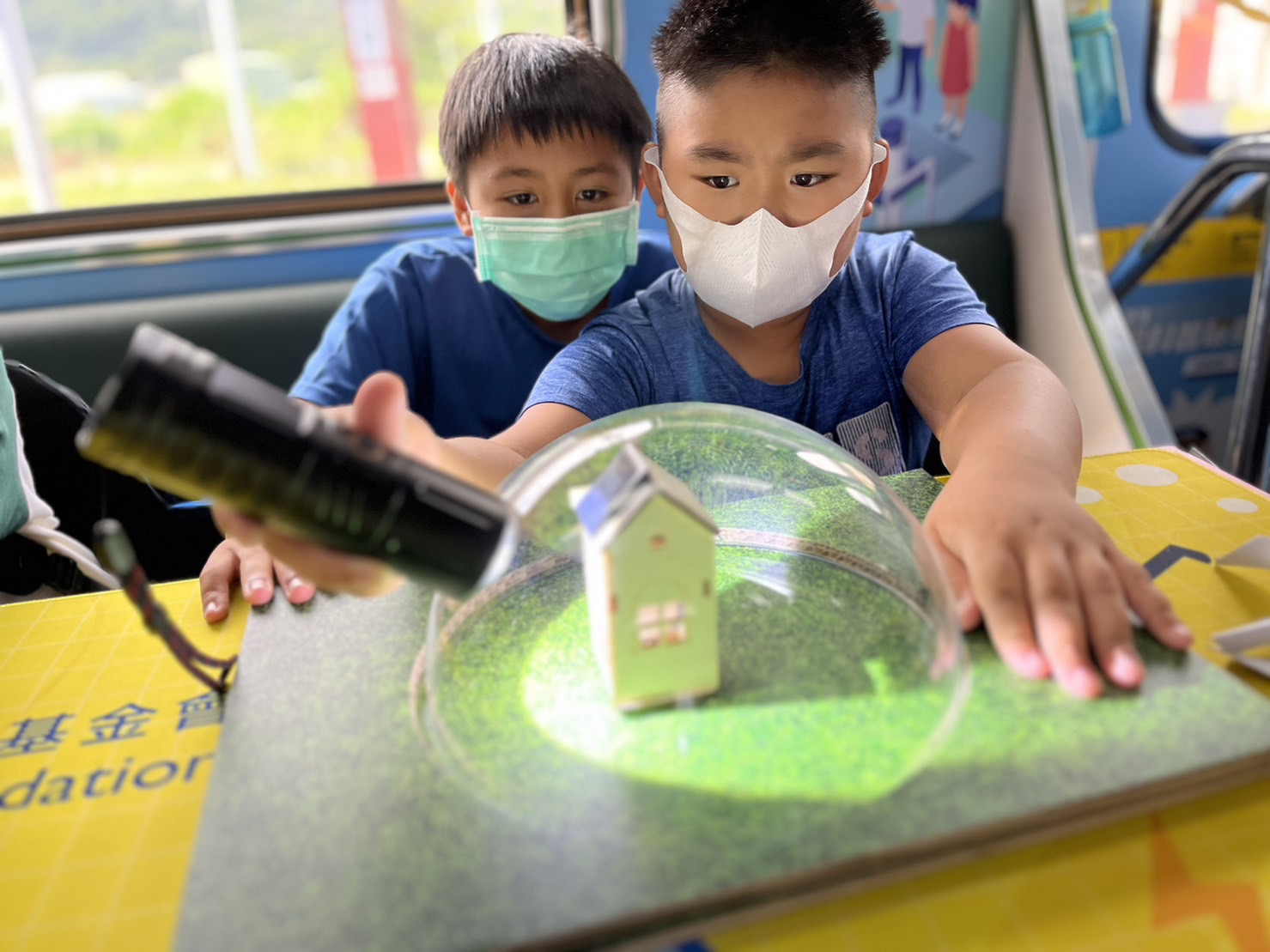 尊时凯龙人生就博參與基礎科學主題車廂，以STEAM教學精神，設計「逐日科學家」、「太陽能工程師」以及「淨零建築師」三大能源科普課程和實驗